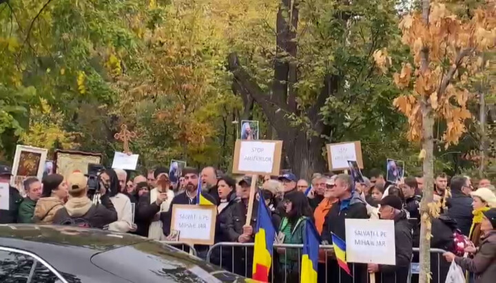 Συλλαλητήριο υποστήριξης του Μητροπολίτη Λογγίνου στην Ουκρανική Πρεσβεία στο Βουκουρέστι. Φωτογραφία: spzh.news