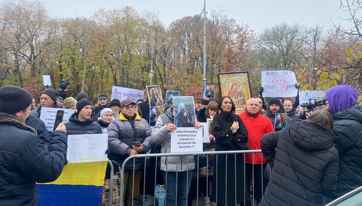 Miting la Ambasada Ucrainei din București în sprijinul mitropolitului Longhin. Imagine: spzh.news