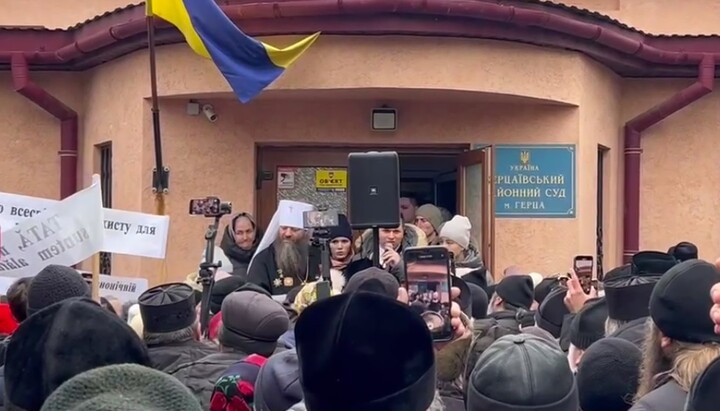 Митрополит Лонгин та його адвокат перед будівлею Герцаївського суду. Фото: скриншот відео Telegram-каналу «Миряни»