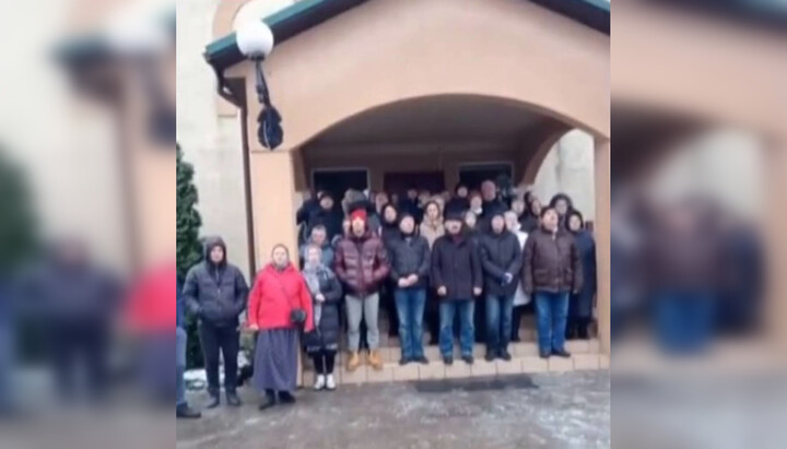 Громада Михайлівського храму УПЦ в Бородянці молиться біля церковного будинку. Фото: скриншот відео Telegram-каналу «Дозор на 