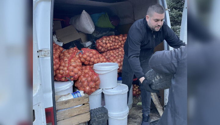 Гуманітарна допомога Святогірській лаврі від Чернівецької єпархії УПЦ. Фото: facebook.com/orthobuk