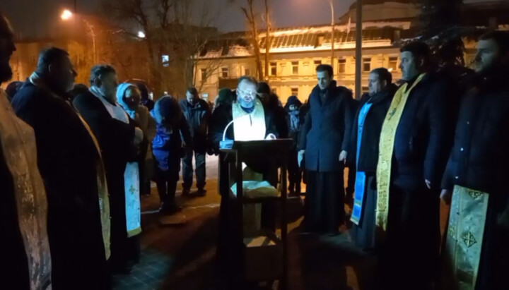 The prayer standing near the Kyiv-Pechersk Lavra. Photo: a video screenshot of the Telegram channel 