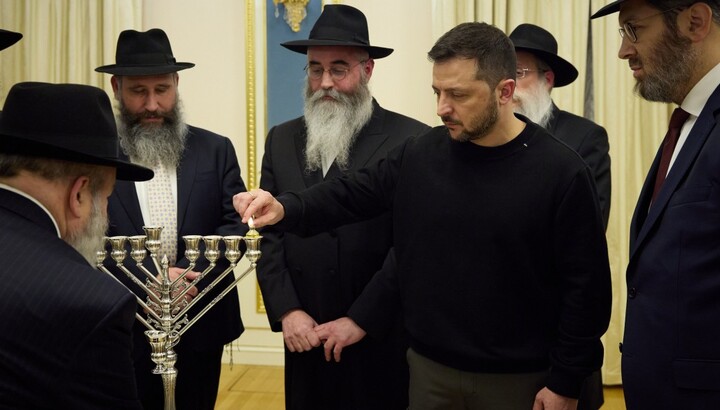 Zelensky lighting the menorah. Photo: President's website