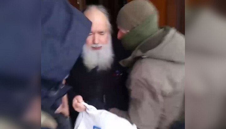A policeman attacking Archimandrite Varnava in building 58 of the Kyiv-Pechersk Lavra. Photo: a video screenshot of the Telegram channel 