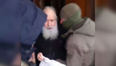 В Лавре полицейский толкнул монаха, когда ему пытались передать еду