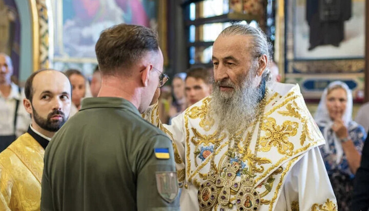 Metropolitan Onuphry anoints a soldier of the Armed Forces of Ukraine with holy oil. Photo: news.church.ua