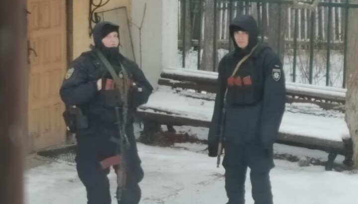 Police officers armed with machine guns at the seized Trinity Church in Irpin. Photo: UOJ
