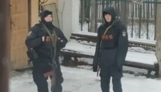 В Ирпене под охраной автоматчиков ПЦУ провела «службу» в захваченном храме