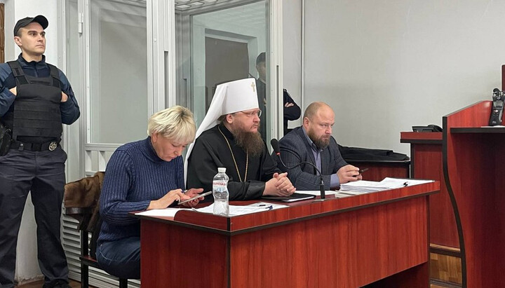 Metropolitan Theodosiy and his lawyers in the courtroom. Photo: suspilne.media