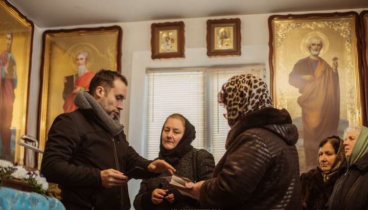 American journalist Flavius Mihaies talks to UOC believers in the Khmelnytskyi region. Photo: Facebook page of the Khmelnytskyi Eparchy of the UOC