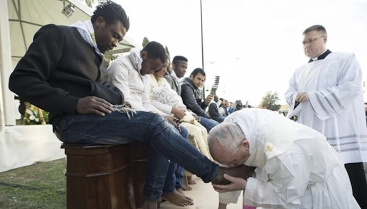 The pope washes and kisses the feet of migrants. Photo: ipress.ua