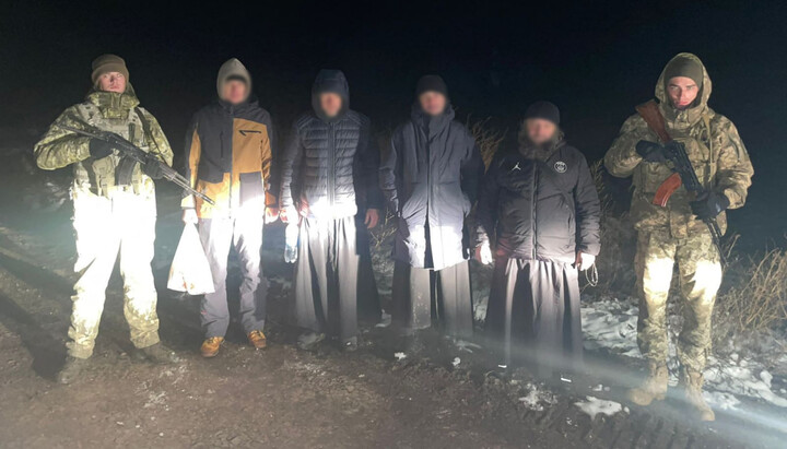Задержанные на границе с Молдовой мужчины, в частности, сотрудник казначейства Лавры иеромонах Моисей. Фото: dpsu.gov.ua