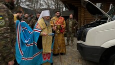 Предстоятель УПЦ освятил автомобили для эвакуации раненых воинов ВСУ