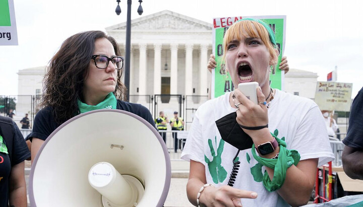 Женщины в США протестуют против запрета абортов. Фото: dw.com