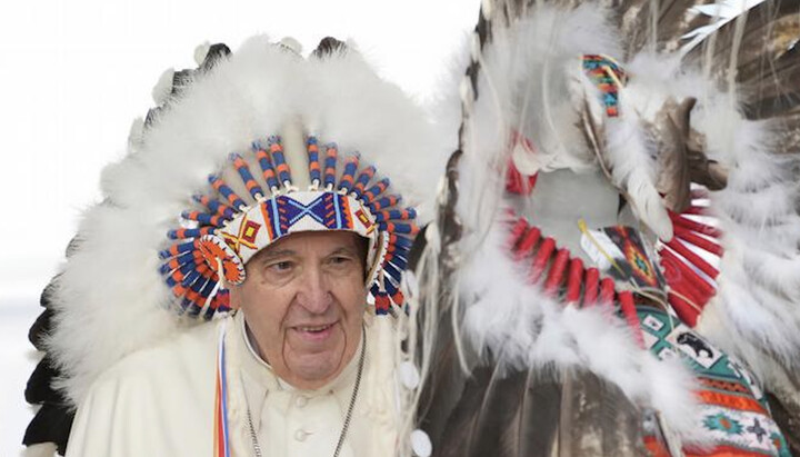 The Pope in an Indian headdress. Photo: knews.kg