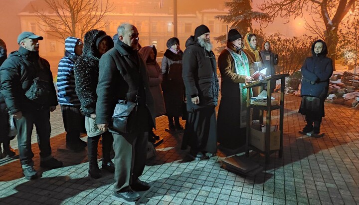 Молитвенное стояние возле храма преподобного Сергия Радонежского. Фото: Telegram-канал «Перший Козацький»