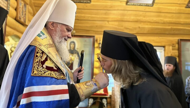 Митрополит Феодор і новопострижений інок Гавриїл. Фото: сторінка Мукачівської єпархії УПЦ у Facebook