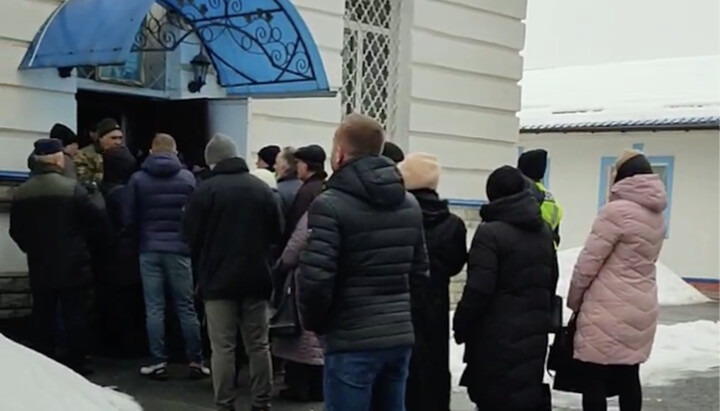 Активисты ПЦУ не пускают в храм верующих УПЦ. Фото: скриншот t.me/dozor_kozak1