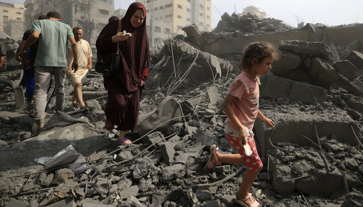 Мирные жители Газы на развалинах своих домов. Фото: belsat.eu