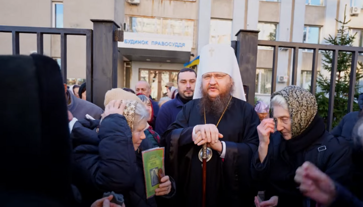 Metropolitan Theodosiy in front of the court building. Photo: screenshot of Cherkasy Diocese's YouTube channel.