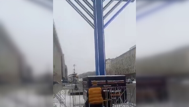 Чоловік на Майдані осквернив менору. Фото: скриншот відео Страна