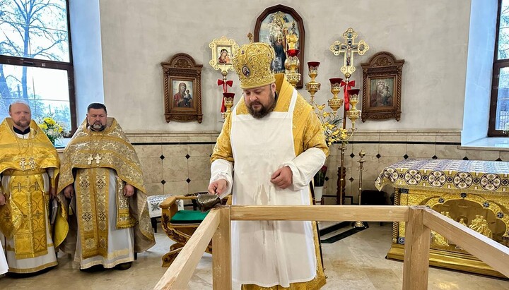 Архієпископ Спиридон освячує престол храму свт. Миколая. Фото: Telegram-канал «Покровське вікаріатство»