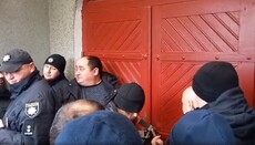 In Rzhavintsy, Bukovyna, OCU activists together with police raid UOC temple