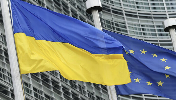 Flags of Ukraine and the European Union. Photo: dw.com