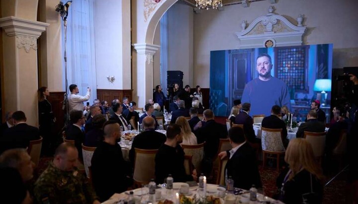 Владимир Зеленский обращается к участникам молитвенного завтрака. Фото: rada.gov.ua