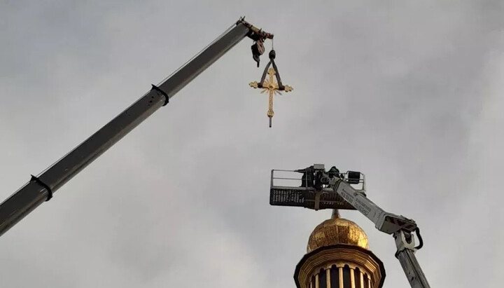 Реставрация крестов на Софийском соборе. Фото: ТСН