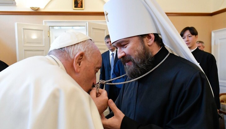 Papa Francisc și mitropolitul Ilarion. Imagine: Vatican News