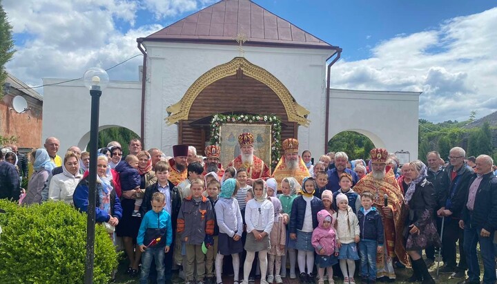 Metropolitan Theodore with the St Nicholas Church community. Photo: FB page of the temple