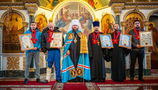 Черкасский митрополит наградил защитников монастыря Рождества Богородицы