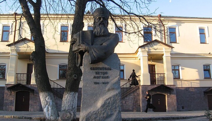 Пам'ятник святителю Петру Могилі біля головного корпусу Київської семінарії. Фото: huxley.media