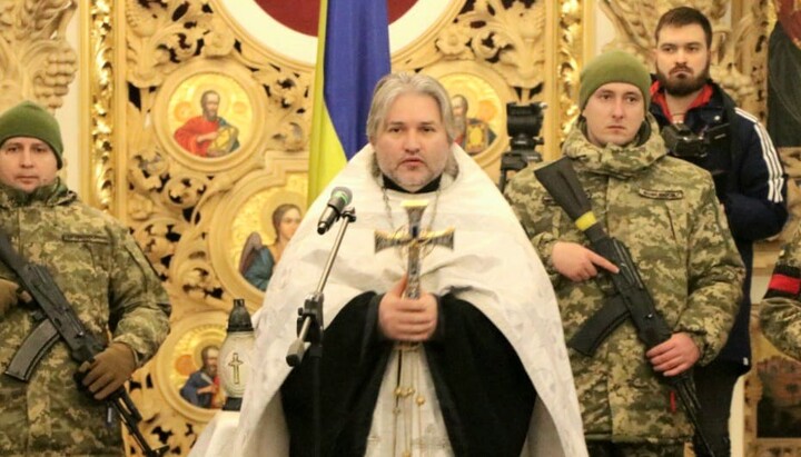 Oleksandr Dediukhin with gunmen in the church. Photo: Alexander Dedyukhin's Facebook page