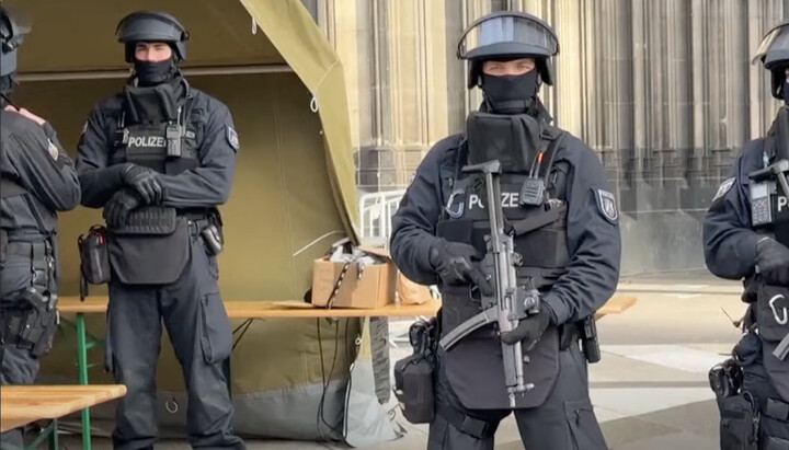 Поліція біля входу до Кельнського собору. Фото: скріншот YouTube-канал euronews (deutsch)