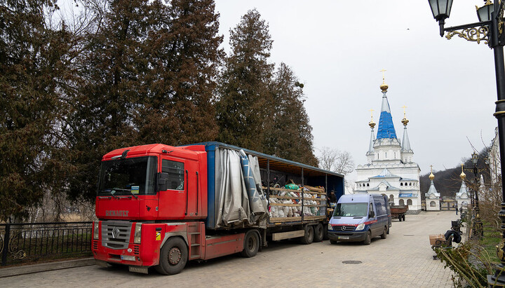 Автомобілі з гуманітарним вантажем у Святих горах. Фото: svlavra.church.ua