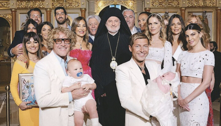 Arhiepiscopul Elpidofor după botezul copiilor unui cuplu gay. Imagine: neoskosmos