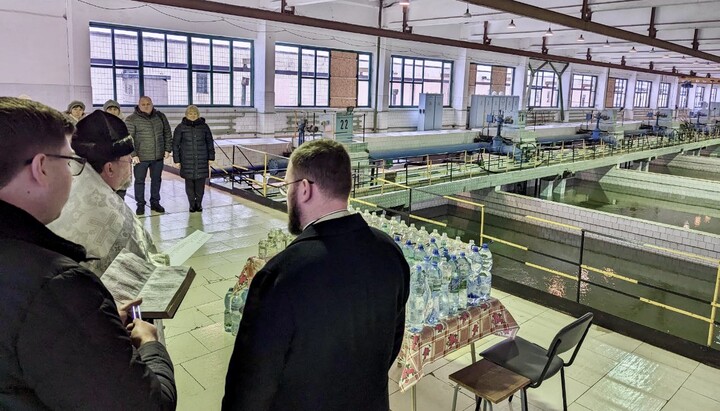 Сотрудник ПЦУ делает так, чтобы 6 января вода в трубах Киева успокаивала. Фото: сайт «Киевводоканала»