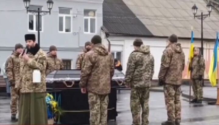 Мітинг у м. Кременець із використанням тіла загиблого православного воїна. Фото: скріншот відео Telegram-каналу «Перший Козацький»