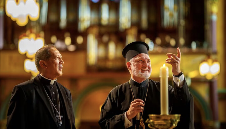 Католицький єпископ Оскар Соліс (ліворуч) та архієпископ Елпідофор. Фото: sltrib.com