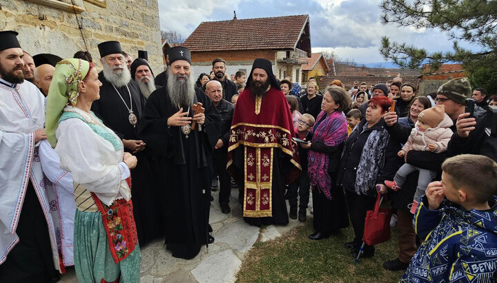 Патриарх Порфирий с верующими Сербской Церкви. Фото: spc.rs