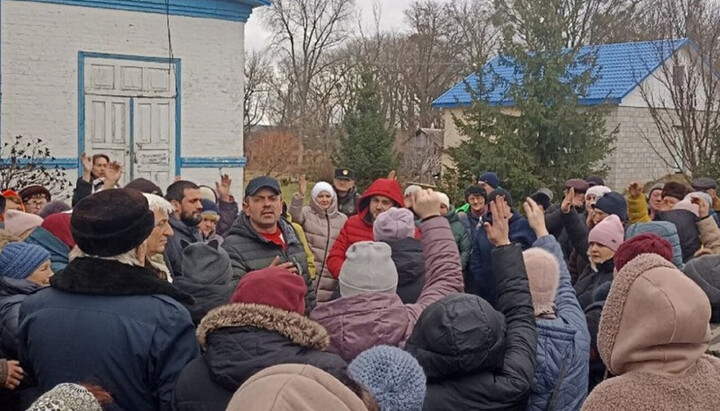Збори місцевих жителів на підтримку забороненого «священника» ПЦУ Дмитра Плаксивого. Фото: suspilne.media