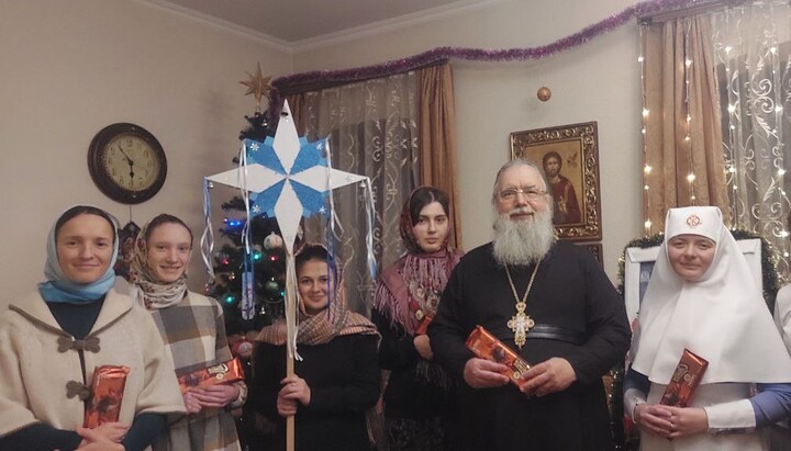 UOC believers living in building 58 of the Kyiv-Pechersk Lavra. Photo: spzh.news