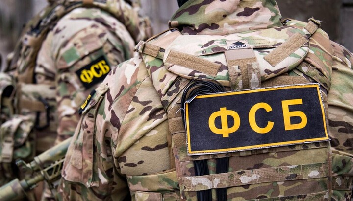 Полковники ФСБ идут к священнику РКЦ за взяткой. Фото: «РИА-Новости Крым»