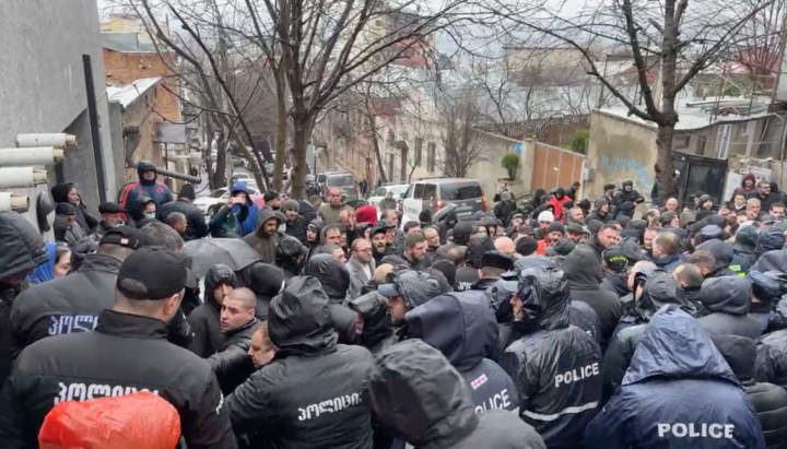 Протести біля будинку активістки, яка облила фарбою ікону. Фото: Rustavi