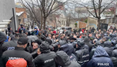 В Тбилиси десятки людей пришли к дому женщины, осквернившей икону Матроны