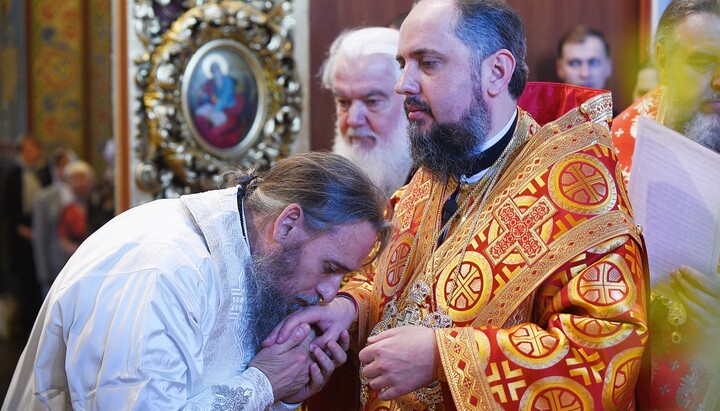 Epiphanius Dimitriou is slavishly kissing the hand of Epiphanius Dumenko. Photo: the OCU website