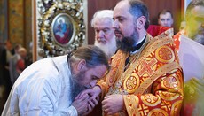Думенко оголосив цілування руки священнику «рабською російською традицією»