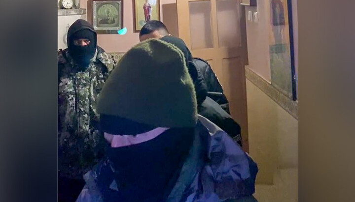 Насадители «украинской веры» в захваченном храме УПЦ Ладыжина. Фото: СПЖ